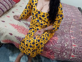 Indian beautiful wife cheated on husband and enjoyed sex with her boss in the hotel room - first time