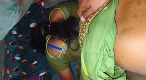 Sari me aaye hue parosi bhabhi ko boyfriend ne kala lund se chut ko chod diya.