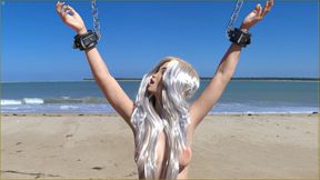 Max Fucking 18 Plus Girlfriend Bella Pussy With His Huge Cock On The Beach