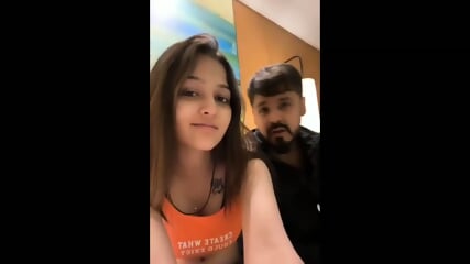 Sexy gujju ladki oyo room me sex ki boyfriend ke friend sath