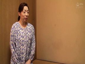 M607G06 A mature woman who runs a dry shop in Kisarazu in Chiba alone.