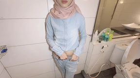 EPS. 2 - Spying on a hijab-wearing maid peeing in the toilet, then inviting her to have sex in a Malaysian hotel room