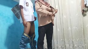 The teacher invites the students to come home from school