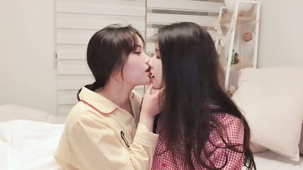 JustJulliette - 23 TYPES OF KISSES